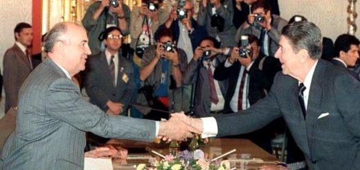 GORBACHEV AND REAGAN: A MILITARY ALLIANCE AGAINST  A HYPHOTETICAL ALIEN ATTACK
